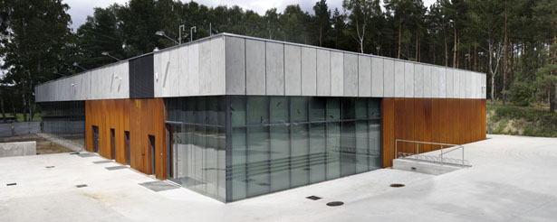 Oceľová fasáda z materiálu Cor-Ten National Memorial Múzeum Palmiry v Poľsku
