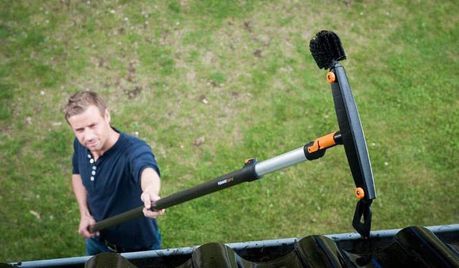 Mechanický čistič odkvapov Fiskars
