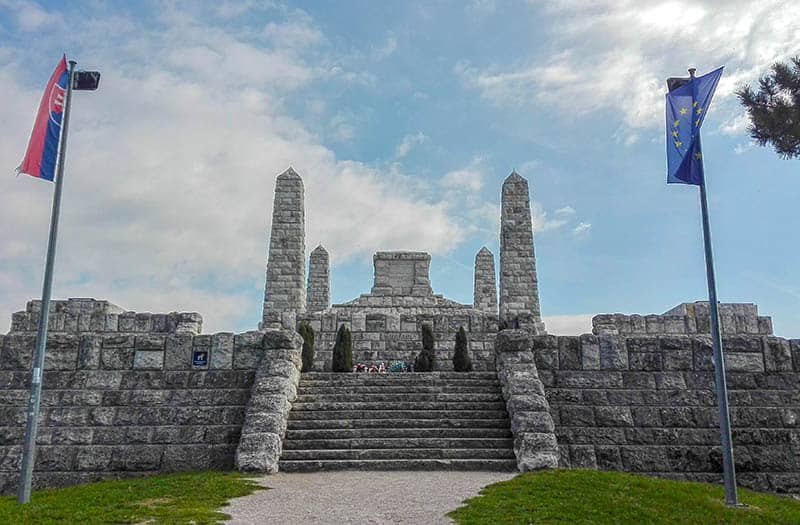 Brezová pod Bradlom - mohyla
