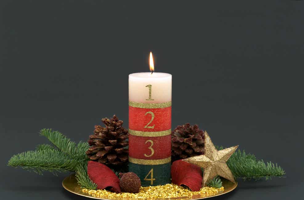 Adventný veniec s jednou sviečkou