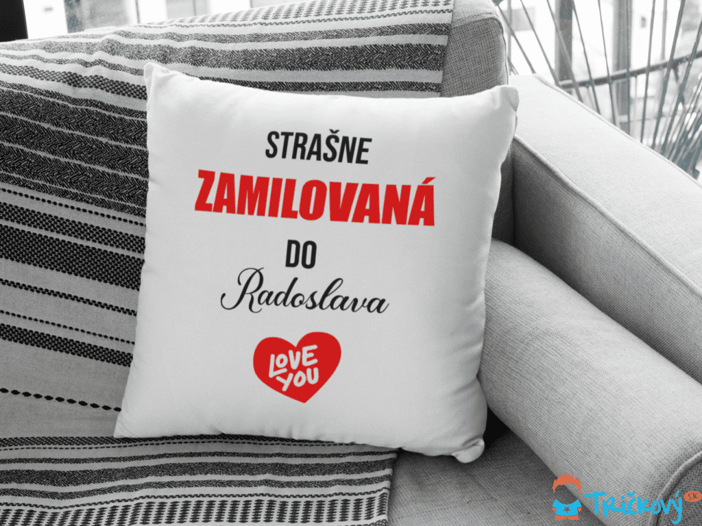 Ako dodať vášmu obytnému priestoru osobitosť pomocou vankúšov s potlačov
