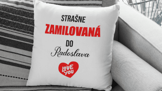 Ako dodať vášmu obytnému priestoru osobitosť pomocou vankúšov s potlačov
